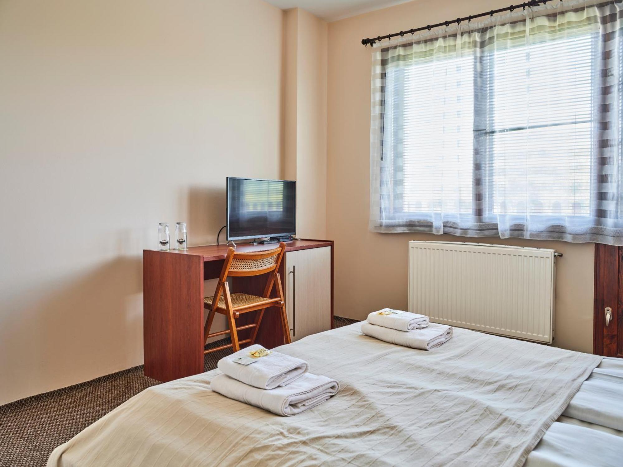 Hotel Tihiat Kat Aprilci Exteriér fotografie