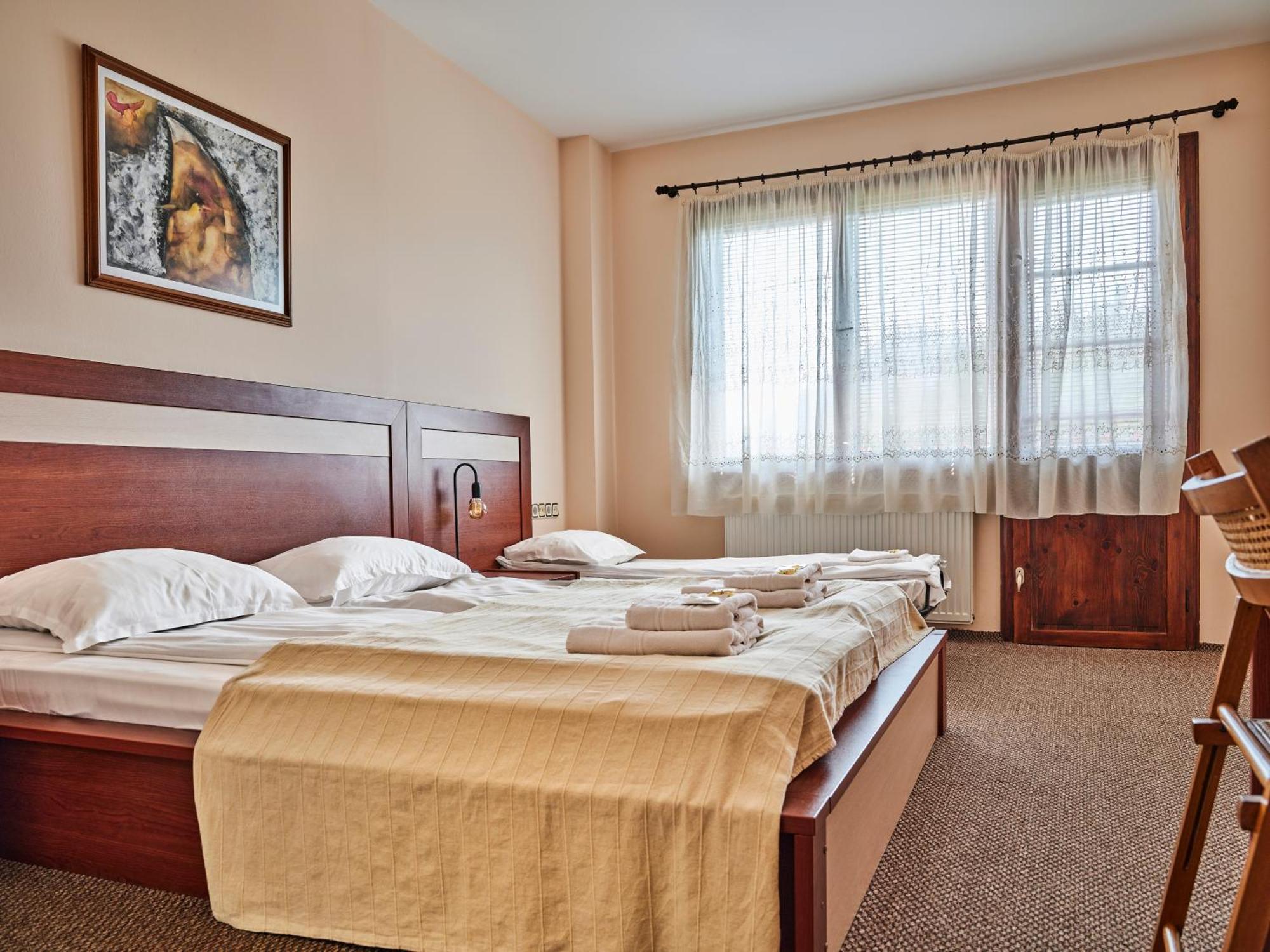 Hotel Tihiat Kat Aprilci Exteriér fotografie